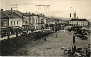 1913 Máramarossziget, Sighetu Marmatiei; Fő tér, Taubes Lázár és fia, Klein és Fürst üzlete, piac, Korona szálloda, kávéház és étterem, fodrászat, konflisok. Benkő Miklós kiadása / main square, market, shops, hotel, café and restaurant, hairdresser, horse-drawn carriages