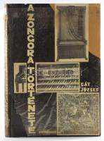 Gát József: A zongora története. Bp., 1964, Zeneműkiadó, 132 p. Fekete-fehér illusztrációkkal. Megjelent 2550 példányban. Kiadói félvászon-kötésben, sérült, hiányos műanyag védőborítóban, kopott borítóval.