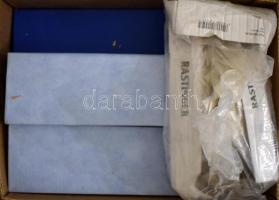 Tasakos világrendező, sok tízezer bélyeg fél boríték méretű tasakokban, minden tasak katalógus számokkal vagy azonosító jelzésekkel ellátva, 12 db megtömött hosszú rendező dobozban, 2 db banános ládában. Érdekes anyag német, csehszlovák, javarészt európai országok, de közte Ausztrália és Kuba is. Érdemes megnézni!!!