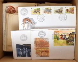 Modern magyar küldemények, köztük FDC-k, köznapi és ajánlott levelek, kisalakúak, sokféle motívum, kartondobozban