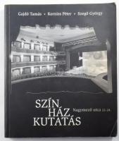 Gajdó Tamás - Korniss Péter - Szegő György: Színházkutatás. Nagymező utca 22-24. Bp., 1998, Thalia Színház. Kiadói papírkötés, kötéstáblán törésnyomok, egyébként jó állapotban.