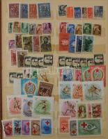 Rendezetlen magyar tétel, régi és modern értékek vegyesen, sorokkal, blokkokkal, összefüggésekkel, 2 db berakóban és 3 db albumban, hozzá régi naptár beleragasztott modern bélyegekkel. Böngészde!