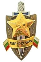 Bulgária 1980 k. "A Belügyminisztérium és Állambiztonsági Minisztérium díszjelvénye" részben aranyozott bronz jelvény, csavaros hátlappal, egyik oldalán műgyantás, másikon festett zászlóval, a csavaron "PV" gyártói jelzéssel (48x30mm) T:AU,XF Bulgaria cca. 1980. "Decorative Badge of the Ministry of Internal Affairs and State Security" partially gilded bronze badge, with screw back, one flag with synthetic resin, the other with paint, with "PV" maker's mark on the screw (48x30mm) C:AU,XF