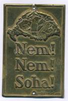 1920-1930 k. "Nem! Nem! Soha!" sárgaréz irredenta lemezplakett Nagy-Magyarország ábrázolással, egy-egy lyukkal a felfüggesztéshez az alján és tetején (plusz egy félresikerült lyukasztás a peremen), "TERÜLETVÉDŐ LIGA" jelzéssel (63x42mm) T:XF