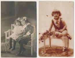 12 db RÉGI motívum képeslap és fotó vegyes minőségben: gyerekek / 12 pre-1945 motive postcards and p...