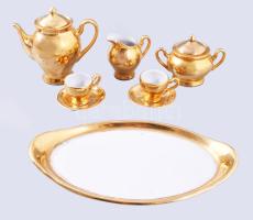 Aranyozott porcelán baba teás készlet (tálca, kanna, kiöntő, cukortartó, 2-2 db csésze és alj), jelzés nélkül, kopásokkal, a cukortartó fedele ragasztott, tálca mérete: 17x10 cm