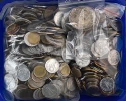 Vegyes érmetétel ~2,3kg súlyban, közte 1992-1994. 200Ft Ag (5db) T:vegyes Mixed coin lot (~2,3kg), within Hungary 1992-1994. 200 Forint Ag (5pcs) C:mixed