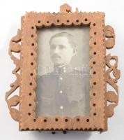 Katonát ábárázoló fotó faragott keretben 12x12 cm