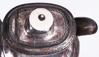 Antik ezüstözött angol teás kanna, csont fogóval, jelzett, m: 21 cm