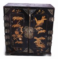 cca 1900, Meji-korszak, Japán, lakkozott fa ékszeres szekrény, sérülésekkel, 30x28 cm