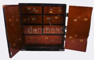 cca 1900, Meji-korszak, Japán, lakkozott fa ékszeres szekrény, sérülésekkel, 30x28 cm