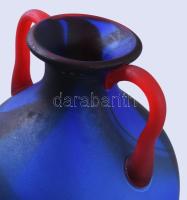 Antik kéküveg váza, vörösüveg fülekkel, anyagában színezett savmaratott üveg, jelzés nélkül, hibátla...