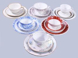 6 darab porcelán reggeliző szett: csésze alátéttel és desszertes tányér. Jelzett, minimális kopással, közte ritkább készletekkel.