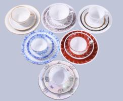 6 darab porcelán reggeliző szett: csésze alátéttel és desszertes tányér. Jelzett, minimális kopással...