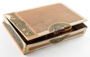 Pipák és szipka, fa dobozban