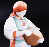 Zsolnay kenyérszelő asszony, kézzel festett, jelzett (Sinkó András), apró kopásokkal, m: 30,5 cm