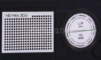 2 darab hordozható rádió, közte Sokol-403