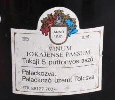 cca 1981 Vinum Tokajense Passum, Tokaji 5 puttonyos aszú, Tolcsva, Tokaj Kereskedőház, üveg dugóval,...