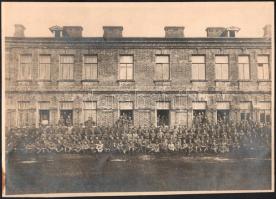 cca 1920-1930 Katonai csoportkép a laktanya épülete előtt, nagyméretű fotó, jelzés nélkül, 22x30,5 cm