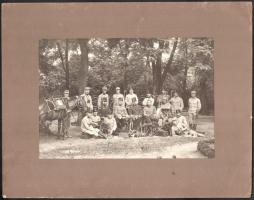 cca 1915 Katonai csoportkép Schwarzlose géppuskákkal, nagyméretű fotó, kissé foltos kartonon, 16x23 cm, karton: 26x33 cm