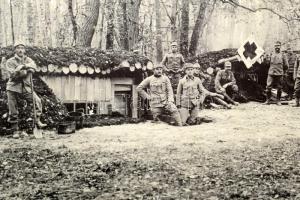 I. világháborús felvételek a keleti frontról (tisztek, katonai temető, kápolna, stb.), 10 db fotó, 1...