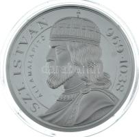 Kósa István (1953-) 2000. "Szent István államalapító 969-1038 / Ezeréves Magyarország" Ag emlékérem kapszulában, tanúsítvánnyal, dísztokban (31,10g/0.999/42,5mm) T:PP