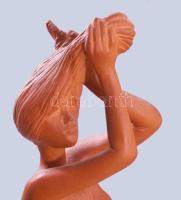 Kligl Sándor (1945-): Fésülködő nő. Terrakotta, jelzett, ragasztott, m: 33,5 cm