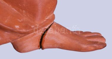 Tóth Valéria (1943- ): Szomorkodó. Terrakotta, jelzett, lábánál ragasztott, m: 28 cm