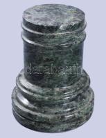 Kubai zöld márvány posztamens, kis pattogzással, m: 11,5 cm