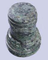 Kubai zöld márvány posztamens, kis pattogzással, m: 11,5 cm