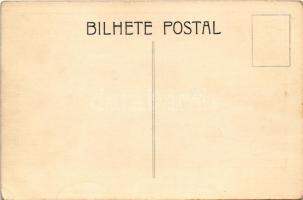 Aviador Nazi (ao telefone) - "Alo, Dr. Goebbels! Os nossos avioes cobrem todos os pontos da Ing...