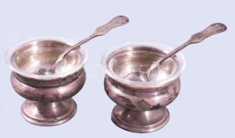 2 darab ezüst (Ag) fűszerkínáló kanalakkal, jelzett, kissé sérült üveg betétekkel, nettó 61,7g