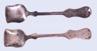 2 darab ezüst (Ag) fűszerkínáló kanalakkal, jelzett, kissé sérült üveg betétekkel, nettó 61,7g