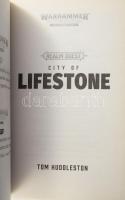 Tom Huddleston: City of Lifestone. Illustrated by Cole Marchetti and Magnus Norén. Nottingham, 2019,...
