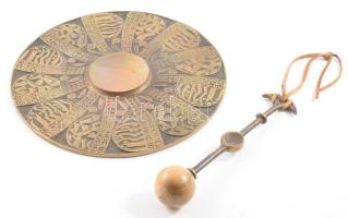 Rajki László (1939-): Gong ütővel. Bronz, jelzett, zsűri címkével, d: 21 cm, ütő h: 18 cm