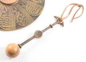 Rajki László (1939-): Gong ütővel. Bronz, jelzett, zsűri címkével, d: 21 cm, ütő h: 18 cm