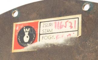 Rajki László (1939-): Gong ütővel. Bronz, jelzett, zsűri címkével, d: 21 cm, ütő h: 18 cm