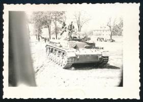 cca 1942 Német Panzerkampfwagen IV harckocsi (7,5 cm KwK 37 L/24 típusú, rövid csövű löveggel), fotó, 6,5x9 cm