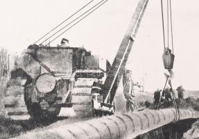 Rozanits Tibor (1931-): Cső elhelyezése (olvashatatlan címmel). Rézkarc, papír. Jelzett. 18x23 cm