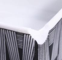 Hollóházi Szász Endre által tervezett mintával díszített bonbonier. Matricás, jelzett, 9x7,5 cm