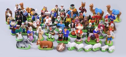 cca 1965 Santons 55 részes francia festett kerámia betlehem összeállítás a falusi lakosság ábrázolásával, közte jelzett, m: 9 cm alatt, jó állapotban. Ritka! /// c. 1965 Santons - 55-piece French painted ceramic Nativity set depicting village inhabitants, some signed, height under 9 cm, in good condition. Rare!"