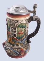 Gazdagon díszített német fedeles söröskorsó, jelzett, m: 19,5 cm