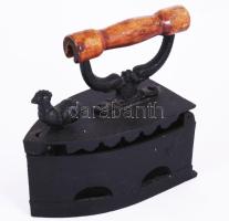 Antik szenes vasaló, 20x19 cm