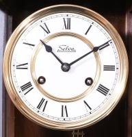 Német falióra, új szerkezet régi tokban, díszes faragott elemekkel, kulccsal, 66x37x20 cm