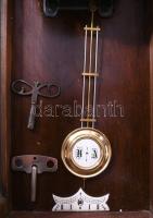 Német falióra, új szerkezet régi tokban, díszes faragott elemekkel, kulccsal, 66x37x20 cm