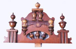 Német falióra, új szerkezet régi tokban, díszes faragott elemekkel, kulccsal, 66x37x20 cm