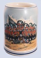 1935 Kézzel festett csoportképet ábrázoló söröskorsó, m: 13 cm