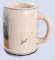1935 Kézzel festett csoportképet ábrázoló söröskorsó, m: 13 cm