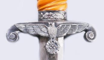 Wehrmacht 1935M tiszti dísztőr WKC Solingen gyártói jelzéssel, kissé sérült bakelit markolattal, csa...