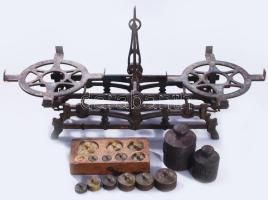 Régi vas mérleg tálcák nélkül, hozzá 15 darab súly